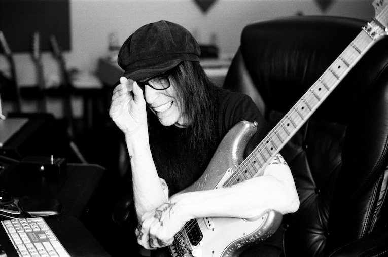 Mick Mars, photo, Right Side Of Wrong