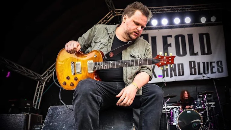 Matt Long, lead singer and guitarist Catfish, photo
